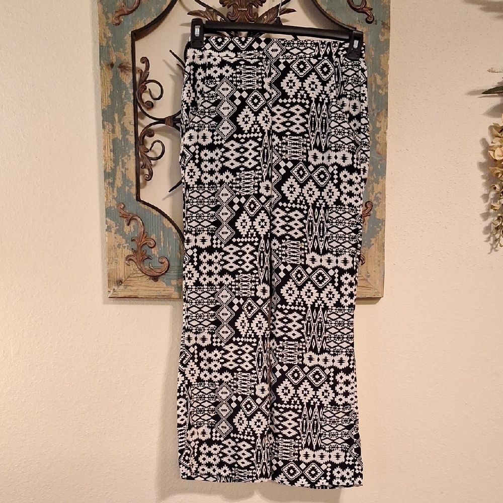 San Francisco Blk/Wht Geometric Wide Leg Pants. Size S